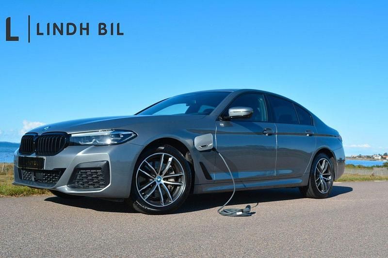 Grå (skyscraper grau metallic) Begagnad 2022 BMW 545e M Sport Sedan | 539 900 kr (Marknadspris) - Bild 1/4