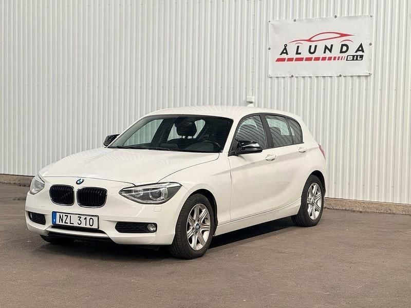 Vit Begagnad 2013 BMW 116 Sport Line Halvkombi | 79 900 kr (Bra pris) - Bild 1/4