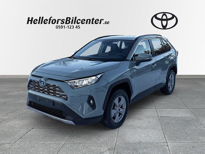 Grön Ny 2025 Toyota RAV4 Hybrid Comfort SUV | 434 900 kr (Superpris) - Bild 1/4