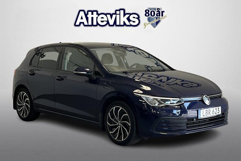 Mörkblå Begagnad 2020 VW Golf VIII Life Halvkombi | 204 900 kr (Marknadspris) - Bild 1/4