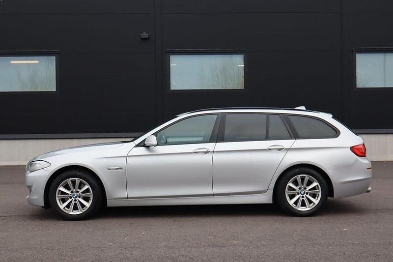 Begagnad BMW 523 204 HK (150 kW) 2010 Ljusgrå Kombi