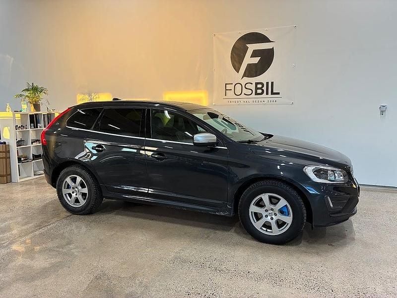Grå Begagnad 2015 Volvo XC60 R-Design SUV | 194 900 kr (Marknadspris) - Bild 1/3