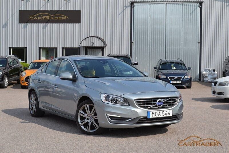 Silver Begagnad 2015 Volvo S60 Momentum Sedan | 89 900 kr (Marknadspris) - Bild 1/4