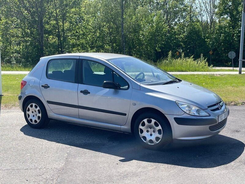 Ljusgrå Begagnad 2002 Peugeot 307 Halvkombi | 13 000 kr (Marknadspris) - Bild 1/4
