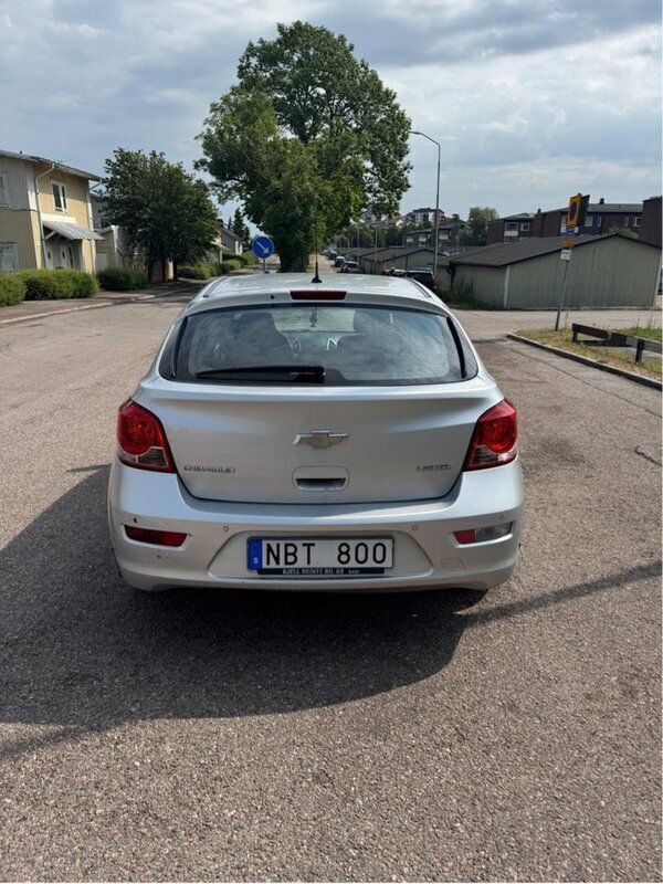 Grå Begagnad 2013 Chevrolet Cruze Halvkombi | 44 500 kr (Marknadspris) - Bild 1/4