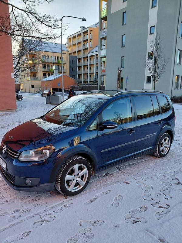 Begagnad VW Touran Cross 140 HK (102 kW) 2013 Minibuss