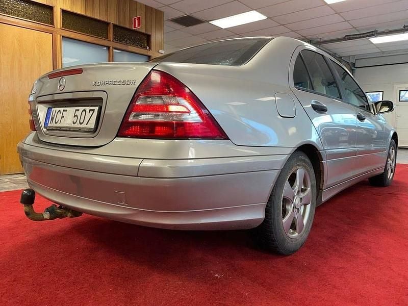 Begagnad Mercedes C180 143 HK (105 kW) 2004 Silver Sedan