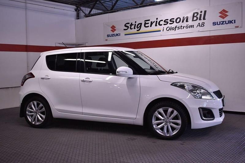 Vit Begagnad 2015 Suzuki Swift Exclusive Halvkombi | 69 500 kr (Marknadspris) - Bild 1/4