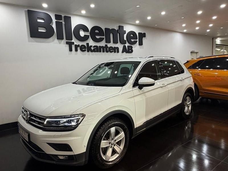Vit Begagnad 2017 VW Tiguan GT SUV | 199 900 kr (Marknadspris) - Bild 1/4