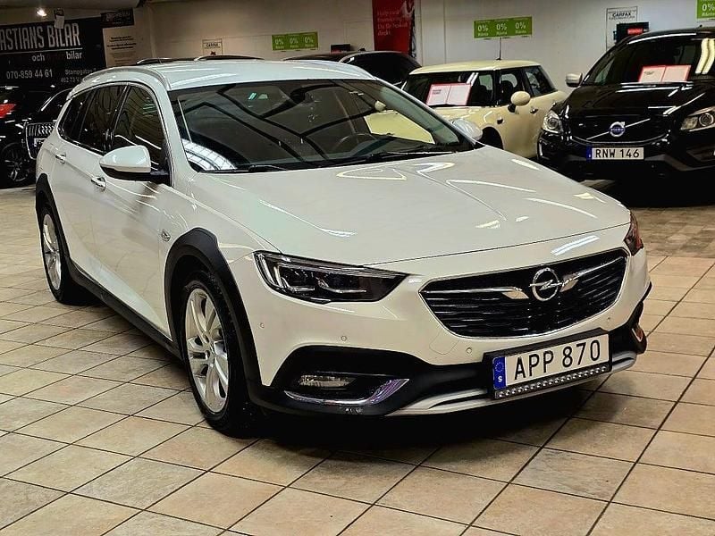 Vit Begagnad 2018 Opel Insignia Country Tourer Business Kombi | 189 900 kr - Bild 1/4