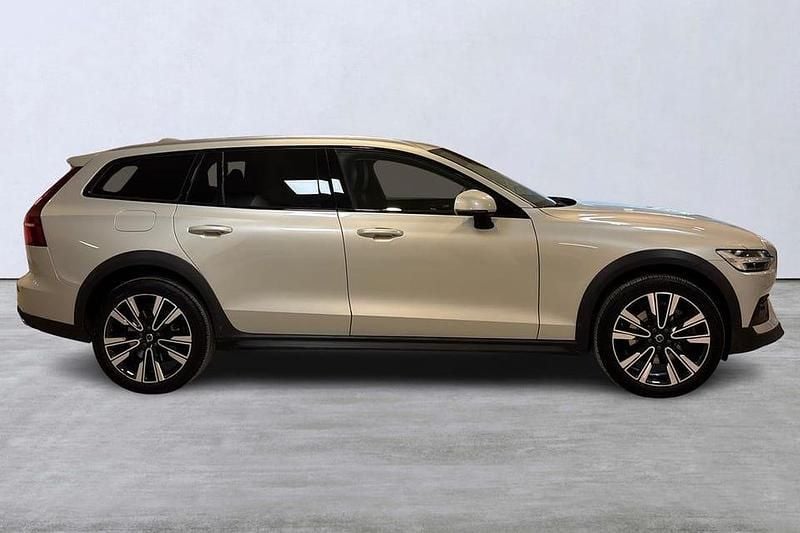 Begagnad Volvo V60 CC SE 200 HK (147 kW) 2021 Vit Kombi