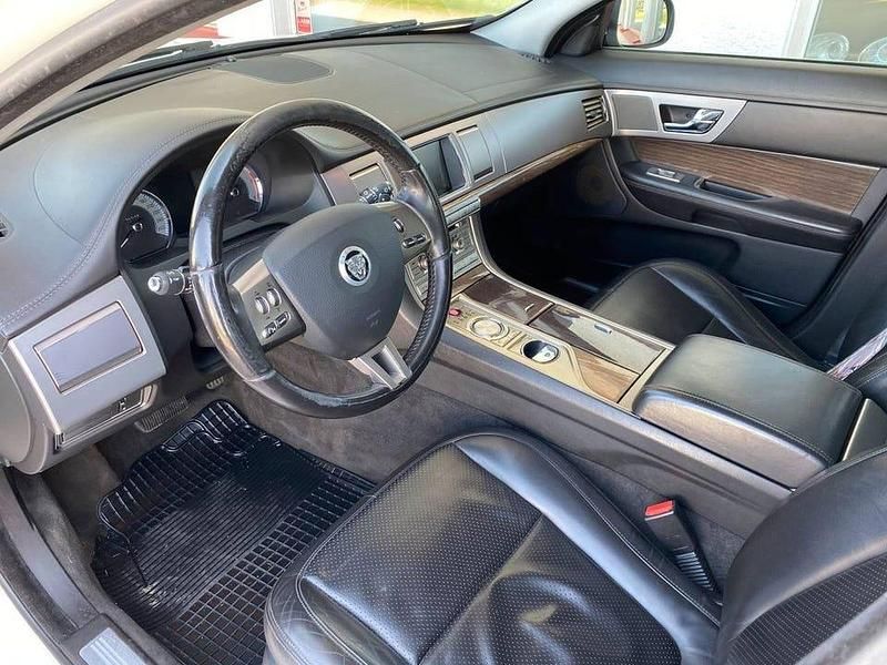 Begagnad Jaguar XF Premium Luxury 207 HK (152 kW) 2008 Vit Sedan