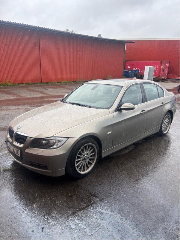 Brun Begagnad 2008 BMW 330 Comfort Edition Sedan | 62 500 kr (Superpris) - Bild 1/4