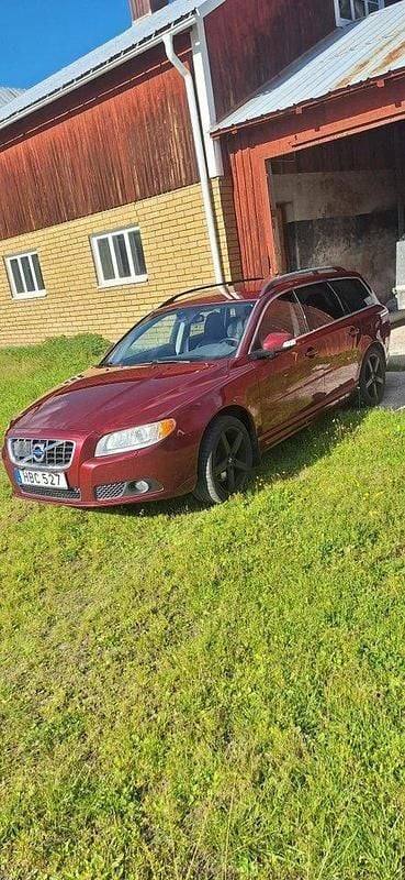 Röd Begagnad 2010 Volvo V70 Momentum Kombi | 89 000 kr (Marknadspris) - Bild 1/4