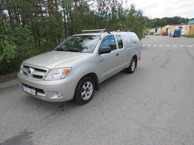 Silver Begagnad 2006 Toyota HiLux Pickup | 69 000 kr - Bild 1/4