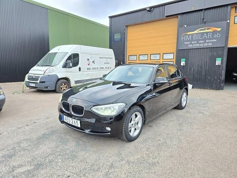 Svart Begagnad 2015 BMW 118 Halvkombi | 99 000 kr (Superpris) - Bild 1/4