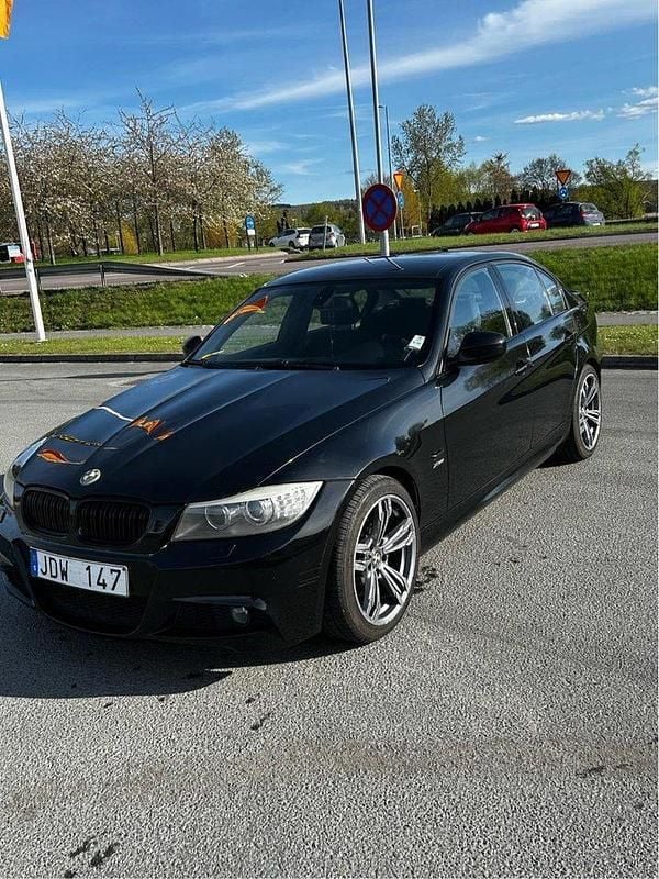 Svart Begagnad 2009 BMW 325 Comfort Edition Sedan | 79 999 kr (Bra pris) - Bild 1/4