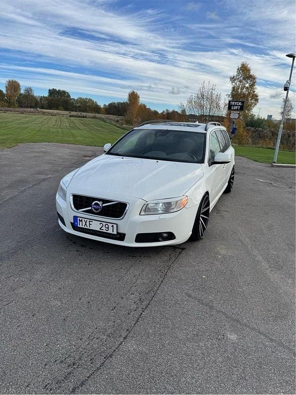 Vit Begagnad 2013 Volvo V70 Momentum Kombi | 75 000 kr (Lite dyr) - Bild 1/4