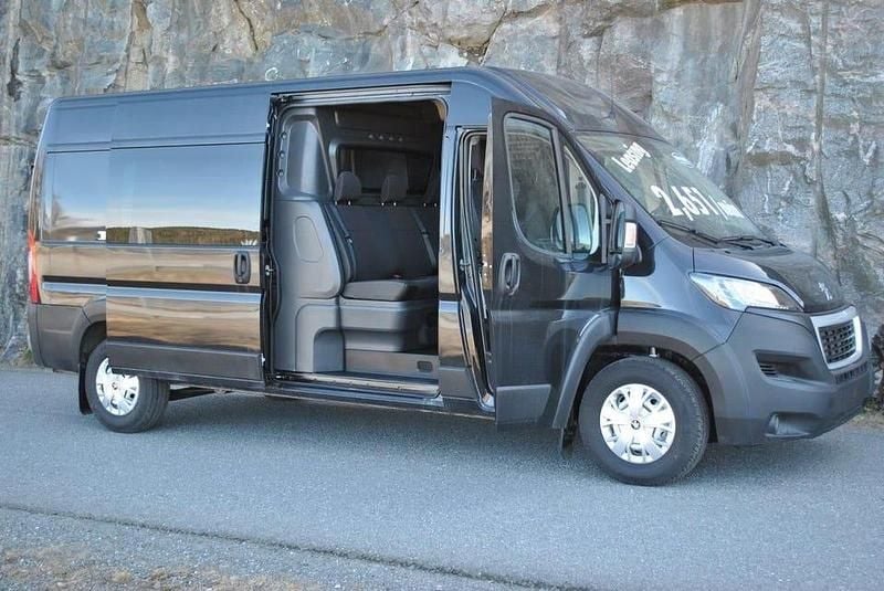 Begagnad Peugeot Boxer Comfort 165 HK (121 kW) 2024 Grå Van