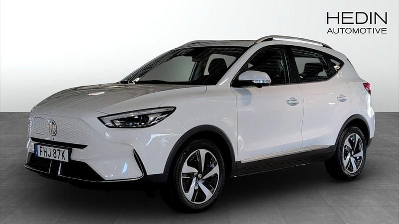 Vit (white) Begagnad 2022 MG ZS Luxury Sedan | 254 900 kr (Bra pris) - Bild 1/4