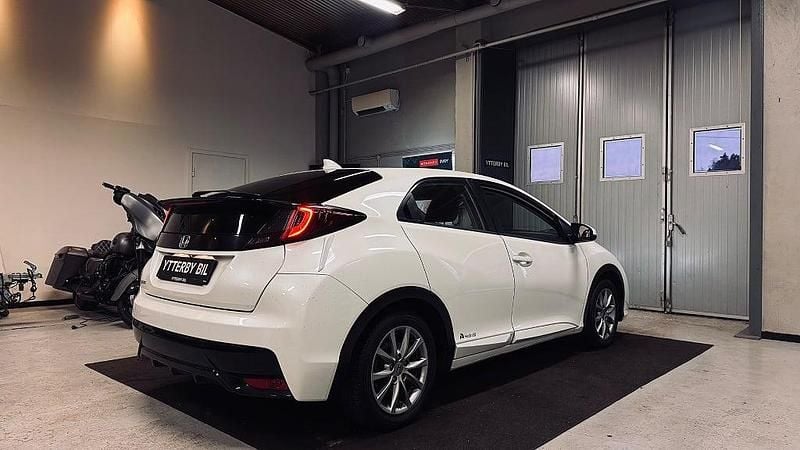 Begagnad Honda Civic Comfort 99 HK (72 kW) 2015 Vit Halvkombi