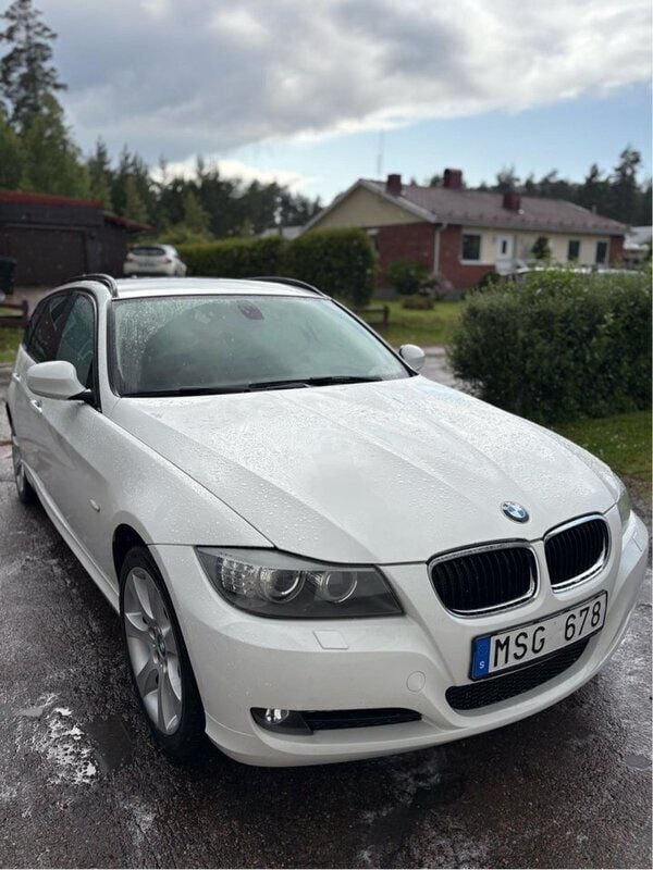 Vit Begagnad 2012 BMW 320 Kombi | 85 000 kr (Superpris) - Bild 1/4