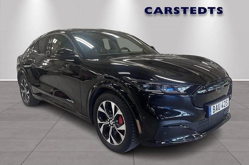 Svart Begagnad 2021 Ford Mustang Mach-E SUV | 359 900 kr (Marknadspris) - Bild 1/4