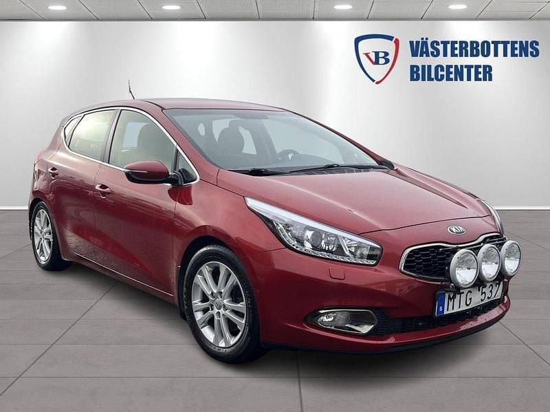 Röd Begagnad 2013 Kia Ceed Comfort Halvkombi | 69 000 kr (Marknadspris) - Bild 1/4