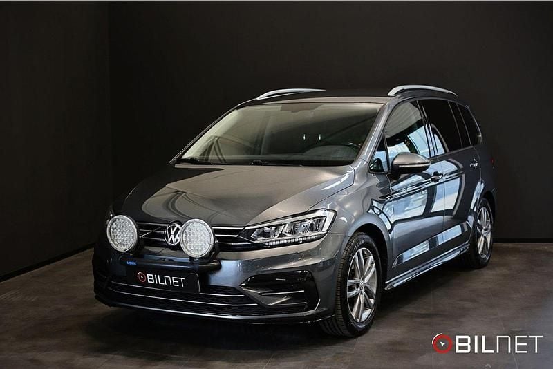 Mörkbrun (brun) Begagnad 2018 VW Touran R-line Minibuss | 259 900 kr (Marknadspris) - Bild 1/4