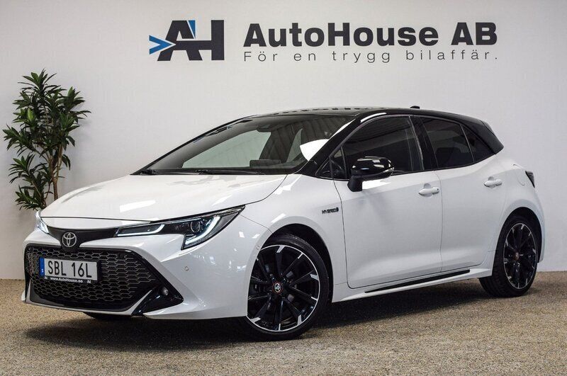 Vit Begagnad 2021 Toyota Corolla Hybrid Sport Halvkombi | 249 000 kr (Marknadspris) - Bild 1/4