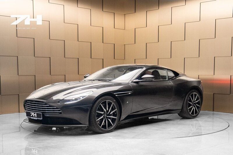 Mörkgrå Begagnad 2017 Aston Martin DB11 Sportkupé | 1 349 000 kr - Bild 1/4