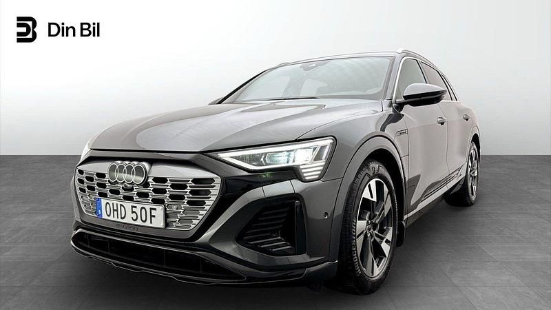 Grå Begagnad 2023 Audi Q8 e-tron S-Line SUV | 649 000 kr (Marknadspris) - Bild 1/4