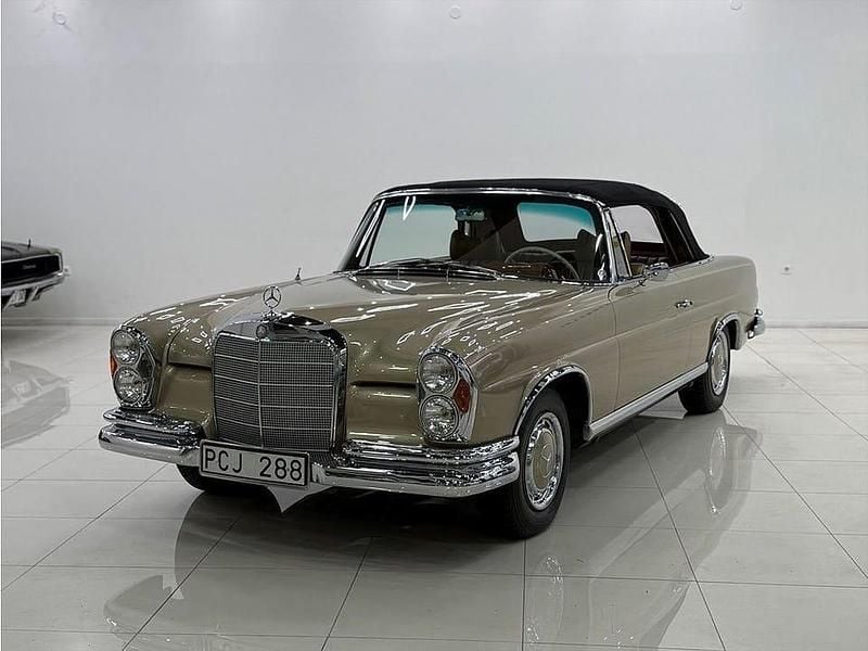 Brun Begagnad 1966 Mercedes 250 Cab | 1 299 900 kr - Bild 1/4