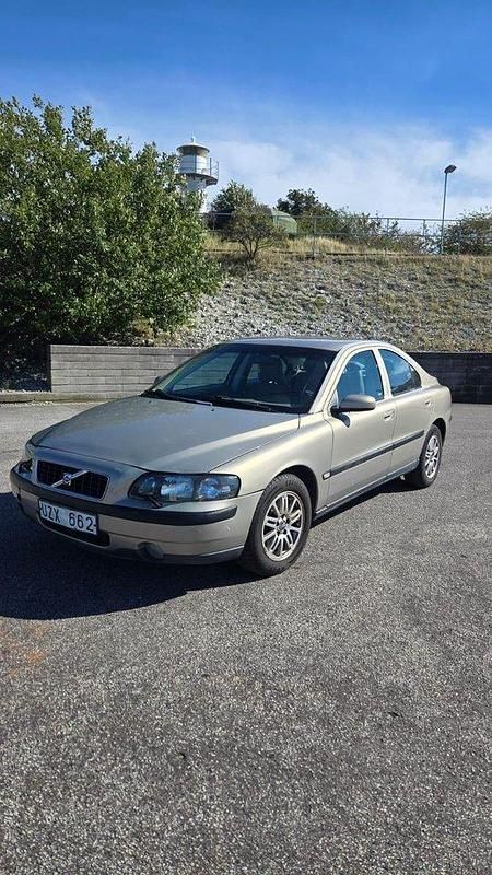 Brun Begagnad 2004 Volvo S60 Sedan | 29 900 kr (Bra pris) - Bild 1/4