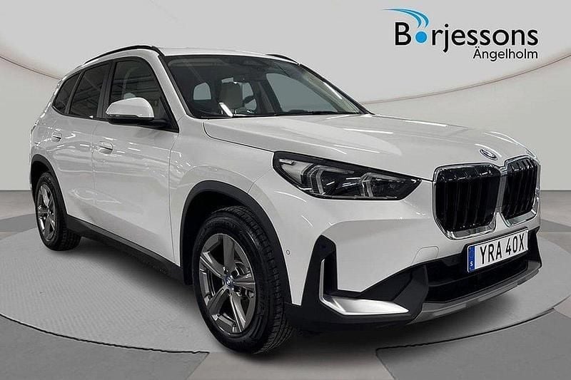 Vit Begagnad 2024 BMW X1 SUV | 469 000 kr (Superpris) - Bild 1/4