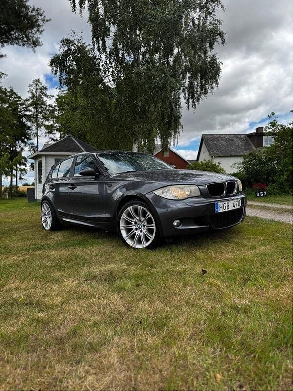 Grå Begagnad 2007 BMW 120 Advantage Halvkombi | 58 000 kr (Marknadspris) - Bild 1/4