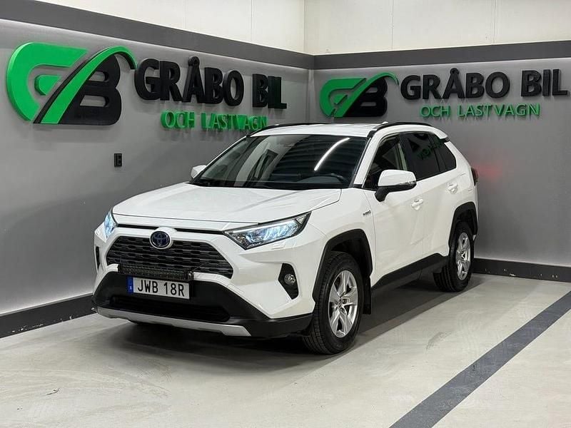 Vit Begagnad 2021 Toyota RAV4 Hybrid Active SUV | 259 900 kr (Lite dyr) - Bild 1/4
