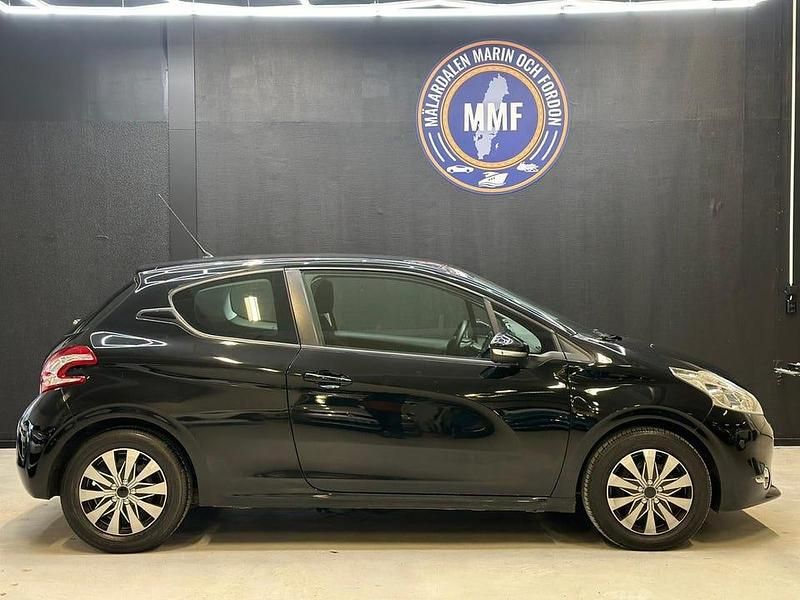 Begagnad Peugeot 208 82 HK (60 kW) 2012 Svart Halvkombi
