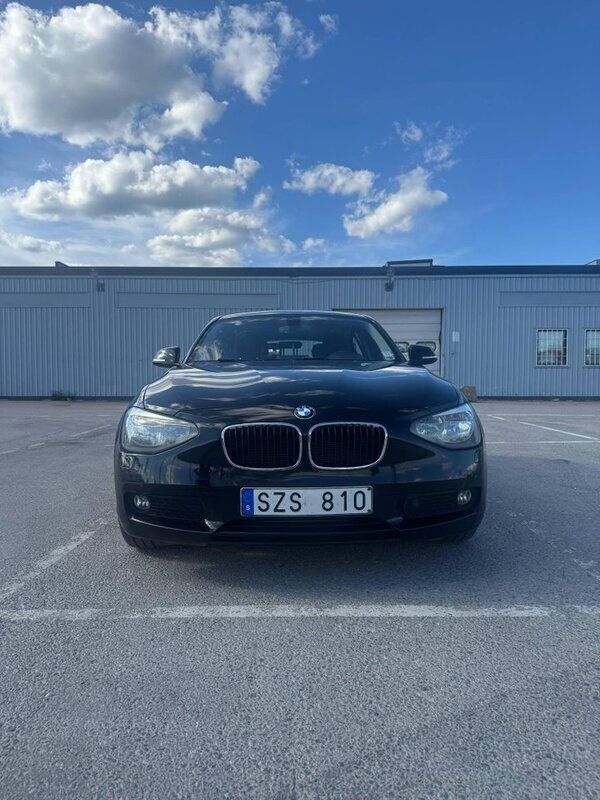 Svart Begagnad 2012 BMW 118 Halvkombi | 74 999 kr (Marknadspris) - Bild 1/4