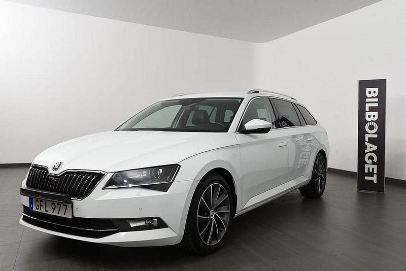 Vit Begagnad 2018 Skoda Superb Kombi | 229 800 kr (Marknadspris) - Bild 1/4
