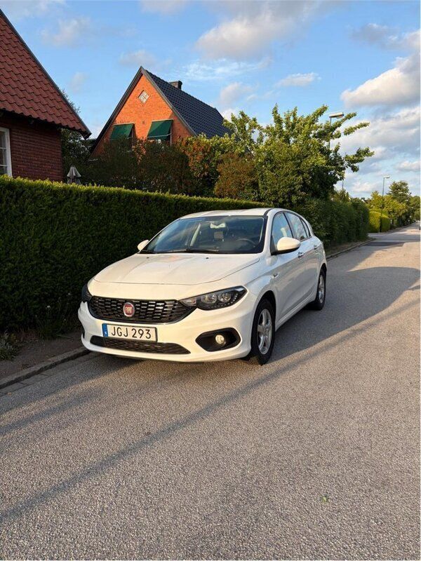 Vit Begagnad 2017 Fiat Tipo Lounge Halvkombi | 115 000 kr (Marknadspris) - Bild 1/4