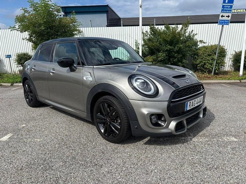 Grå Begagnad 2020 Mini John Cooper Works Halvkombi | 239 000 kr (Marknadspris) - Bild 1/4