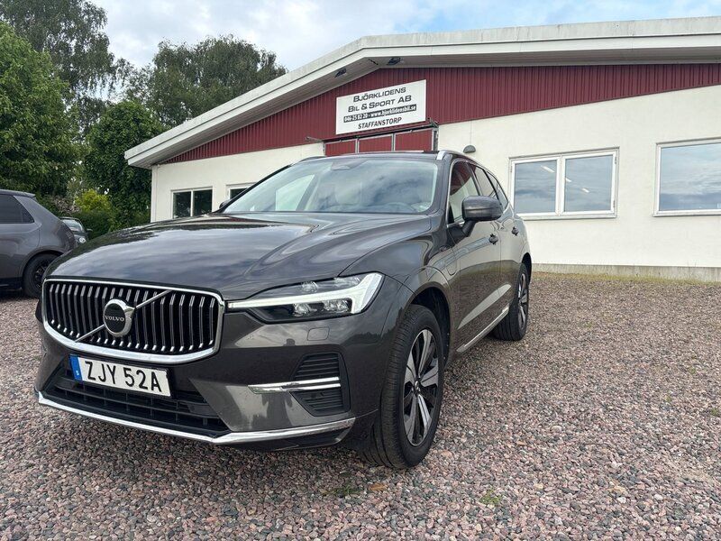 Grå Begagnad 2022 Volvo XC60 Momentum SUV | 419 000 kr (Marknadspris) - Bild 1/4