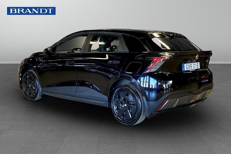 Begagnad MG MG4 EV 125 kW (171 HK) 2023 Svart Halvkombi