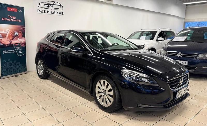 Svart Begagnad 2013 Volvo V40 Summum Kombi | 88 900 kr (Marknadspris) - Bild 1/4