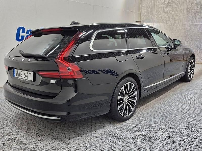 Begagnad Volvo V90 Core 253 HK (186 kW) 2023 Svart Kombi