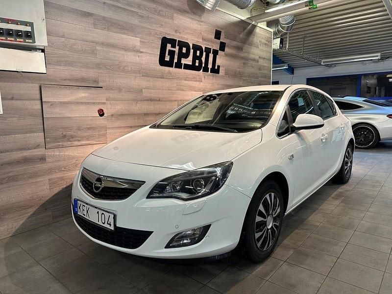 Vit Begagnad 2011 Opel Astra Enjoy Halvkombi | 59 000 kr (Marknadspris) - Bild 1/4