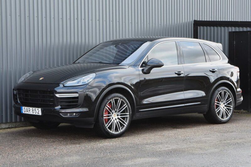 Svart Begagnad 2014 Porsche Cayenne Turbo Sport SUV | 399 900 kr (Marknadspris) - Bild 1/4