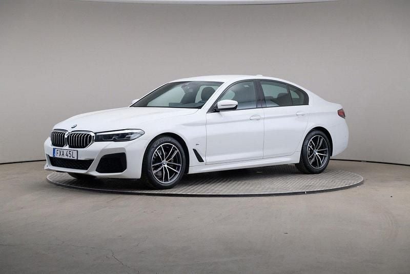 Vit Begagnad 2022 BMW 520 M Sport Sedan | 389 000 kr (Bra pris) - Bild 1/4