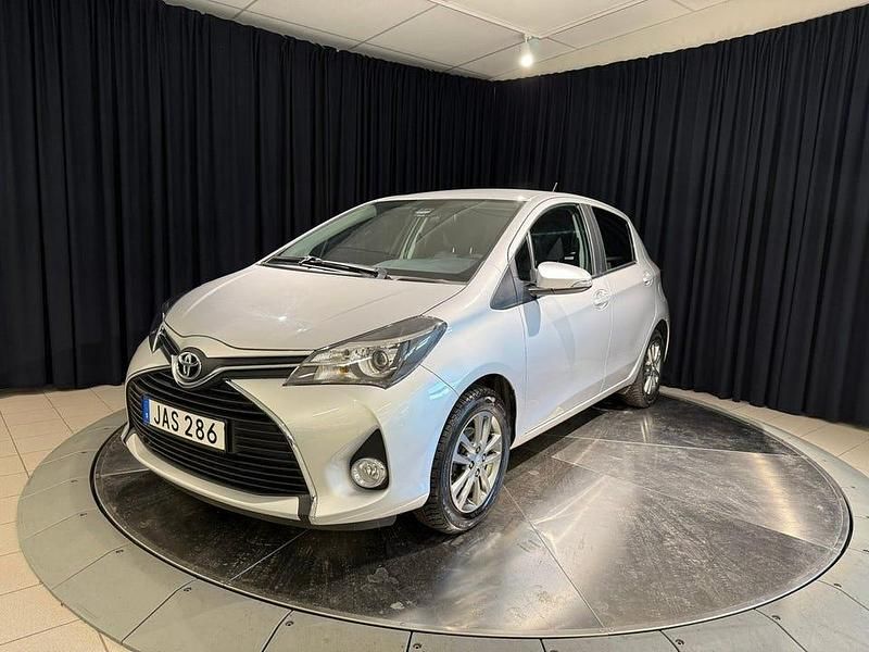 Silver Begagnad 2015 Toyota Yaris Edition Halvkombi | 139 000 kr (Marknadspris) - Bild 1/4